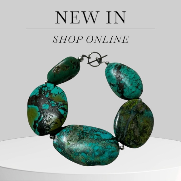 Elegant Green and Blue Turquoise Bracelet with Intricate Design.
VEN15 - Picture 2 of 3